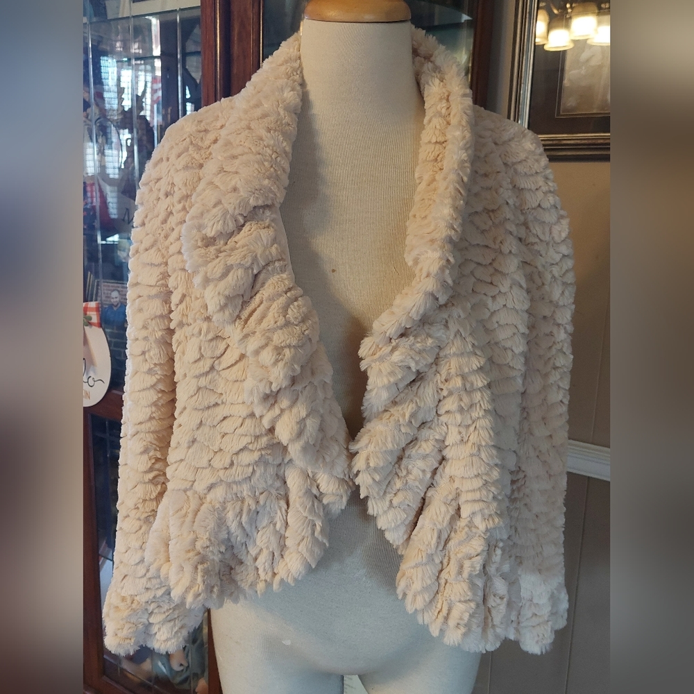 Beautiful Vintage Size L Sisters Outerwear Faux fur Crop Coat Cream Color